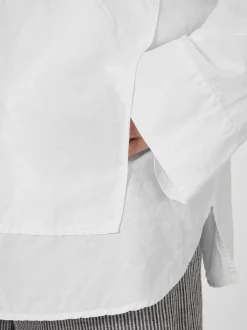 Damenbluse mit aufgesetzter Tasche